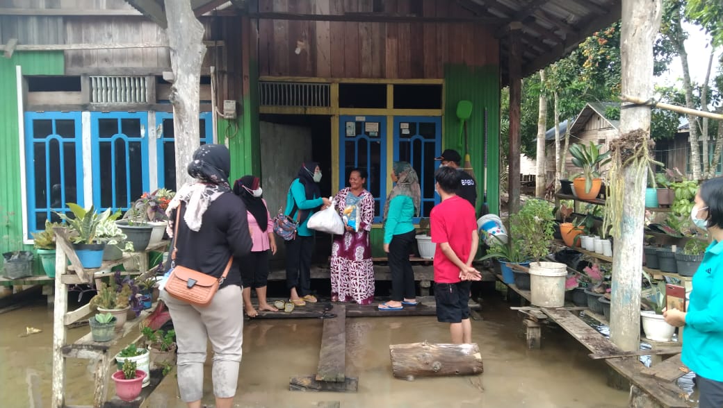 Melalui TP-PKK Kabupaten Lamandau, Bupati Lamandau dan BPBD Kabupaten Lamandau Salurkan Bantuan Banjir di Desa Batu Kotam